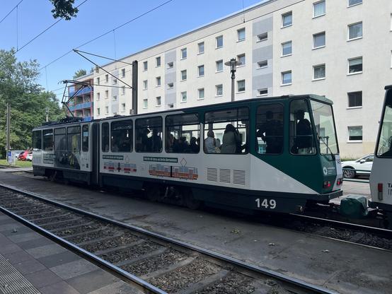 Blick auf den hinteren Teil von Wagen Nr. 149. Auf der Seite wird auf die Meilensteine der Tatra-Historie in Potsdam hingewiesen.