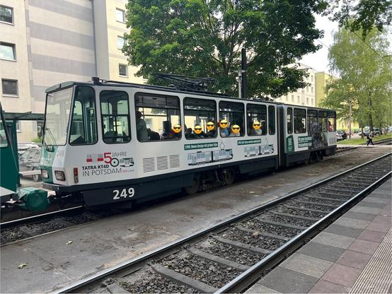 Tatra Nr. 249 ist an Nr. 149 gekuppelt, weitere Meilensteine aus 1990 und 1993 sind an der Seite aufgedruckt.