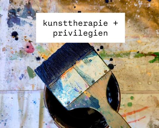 Auf einem Farbeimer liegt ein Pinsel voller blauer Farbe. Dahinter farbiger Boden. Darüber steht: Kunsttherapie + Privilegien.