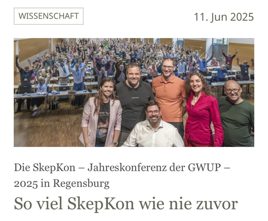 Die SkepKon – Jahreskonferenz der GWUP – 2025 in Regensburg: So viel SkepKon wie nie zuvor. (Im Bild ein Teil des Vorstands auf der SkepKon-Bühne, im Hintergrund das Publikum.)