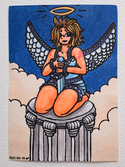Un dessin représentant Marève, une femme aux cheveux blonds en bataille, portant une armure bleu-ciel cloutée, assise sur les jambes et tenant entre ses mains le pommeau d'une épée bleue séparant ses cuisses, et fichée au milieu de la colonne sur laquelle elle se trouve ; une auréole flotte au dessus de sa tête, et elle a des ailes dans son dos, sur un fond nuageux en bas et bleu autrement.