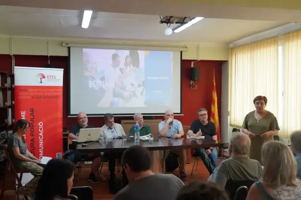 Rosa Maria Provencio, presidenta de l'ENS, introduint les intervencions Jordi Mullor, Pep Morella, Ramon Albornà, Toni Font i Javier Gómez | Guillem Carreras (ENS)