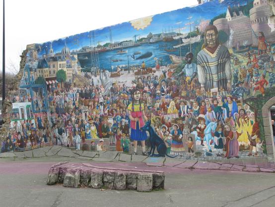 Fresque représentant le port de Nantes, avec des navires négriers, des baleines et une foule hétéroclites de plusieurs époques différentes, en grand angle.