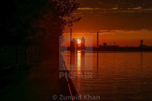 Sunrise along Toronto's waterfront trail in the inner harbour.