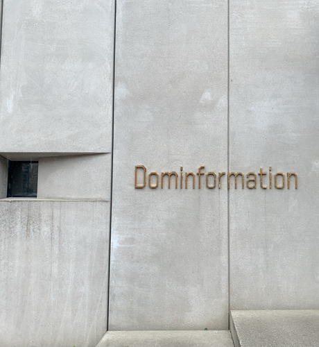 Wand aus Stein auf der steht: Dominformation