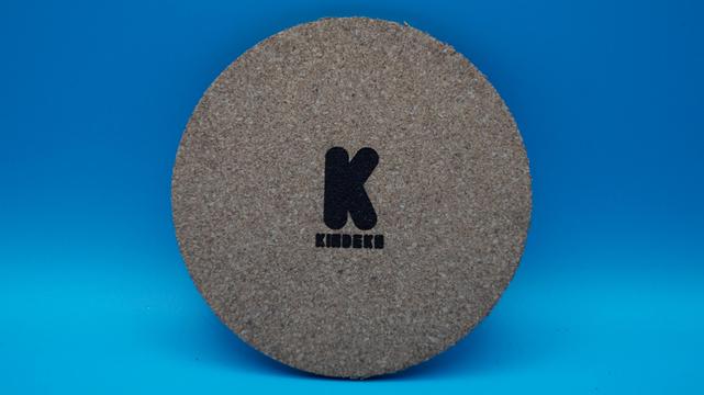 Rückseite eines Kindeko-Untersetzers aus Naturkork mit mittig graviertem Logo.
