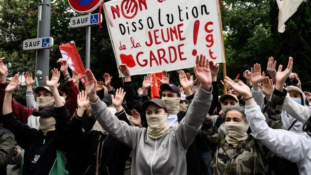 Des membres du mouvement Jeune Garde, le 6 mai 2025, lors d'une manifestation devant le préfecture de Lyon.