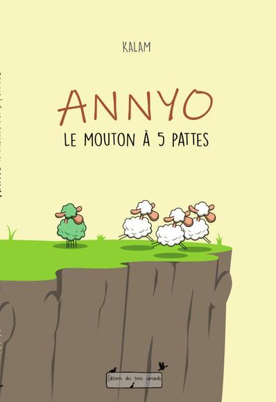 Couverture de la BD. On voit 4 moutons sur un bout de falaise verdoyant. 3 moutons blancs semblent courir gaiement vers le précipice et un mouton vert à 5 pattes est statique et les regarde s'éloigner. Le nom de l'auteur Kalam est en haut centré et le titre en dessous ANNYO Le mouton à 5 pattes. Le fond est blanc cassé. En bas centré dans un cadres entouré de 3 canards "Editions des tois canards"