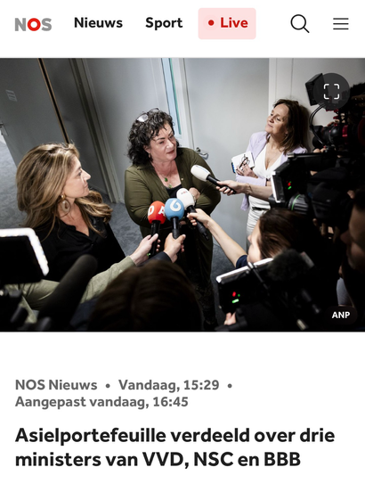 Screenshot van de site van de NOS: met Yesilgoz, Van der Plas en Van Vroonhoven die worden geïnterviewd door diverse journalisten met gekleurde microfoons. Daaronder de kop: asielportefeuille verdeeld over drie ministers van VVD, NSC en BBB.