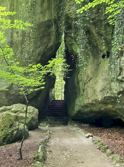 Mystisches Felsentor im Wald beim oberfränkischen Örtchen Sanspareil
