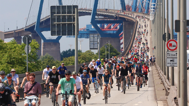Foto von einer Sternfahrt: Viele Menschen in fahren mit dem Fahrrad über die Köhlbrandbrücke in Hamburg.