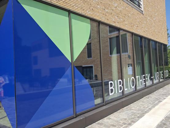 foto van de bibliotheek van buiten, aan de kant van de leeszaal.