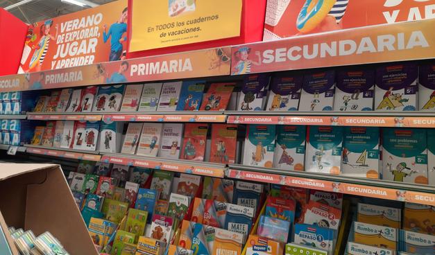 Estantería de una gran superficie con cuadernos de actividades escolares para las vacaciones de verano. Dirigidos al alumnado de Infantil a Secundaria.