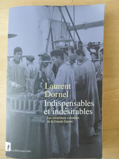 Photo de travailleurs indochinois dans un atelier