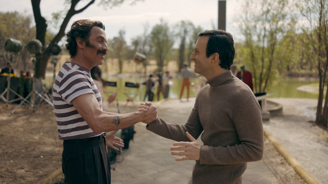 Cena de Chespirito: Sin Querer Queriendo. Ela mostra os personagens Ramón Valdés (interpretado por Miguel Islas) e Roberto Gómez Bolaños (interpretado por Pablo Cruz) apertando as mãos.
