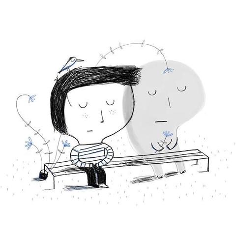 Un petit garçon et un fantôme assis sur un banc