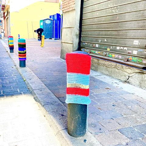 Bolardos decorados en una calle de Tetuán, en Madrid.