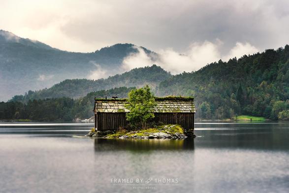 Cabane au milieu d'un lac en Norvège
