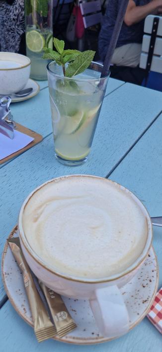 Kaffee und Limo auf einem Tisch 