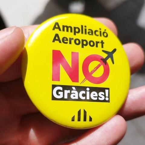 Xapa d'ERC amb el text 'Ampliació Aeroport, NO, Gràcies!'