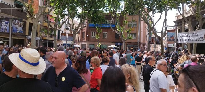 Imatge de la plaça de la vila d'el Prat de Llobregat amb gent concentrada en contra de l'ampliació de l'aeroport