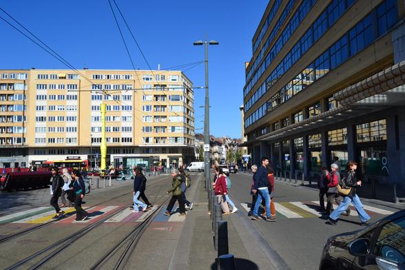 Des participant.e.s d'une balade féministe traversent un passage piéton à Ixelles