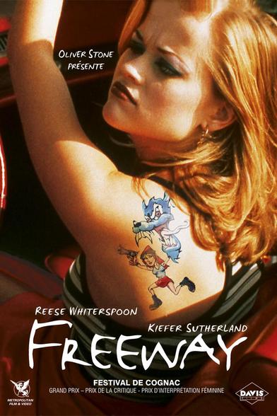 Poster du film Freeway 1996, l'actrice Reese Witherspoon en débardeur au volant d'une décapotable rouge avec un tatouage d'un cartoo du petit chaperon rouge dans le dos.