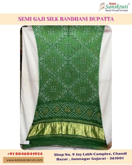 💚 Vibrant Handcrafted Parrot Green Bandhani Dupatta ✨