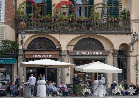 Straßencafé in Lucca