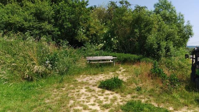 Vorher: Rastplatz am R12, errichtet im Zuge des Ausbaus des Radwegs.
