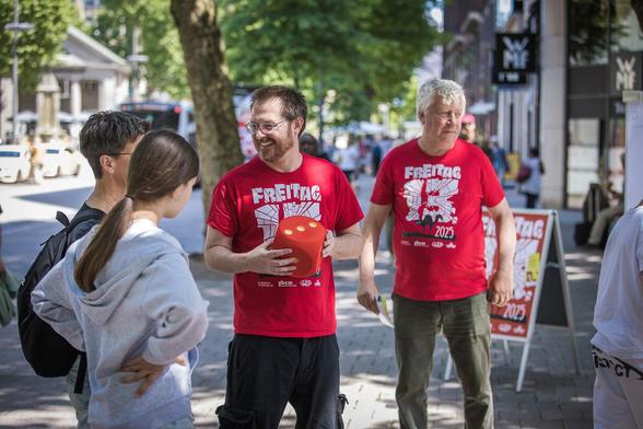 Freitag, der 13te - Unglücksparcour

Bei einer Veranstaltung der GWUP in Kooperation mit der Giordano-Bruno-Stiftung wurden Pasanten in der Hamburger Innenstadt gebeten, zuerst eine Handlung auszuführen die üblicherwiese als glück; oder pechbringend angesehen werden und danach eine Zahl zu würfeln. Dies wurde statistisch ausgewertet um zu zeigen, dass diese Handlungen Aberglaube sind.