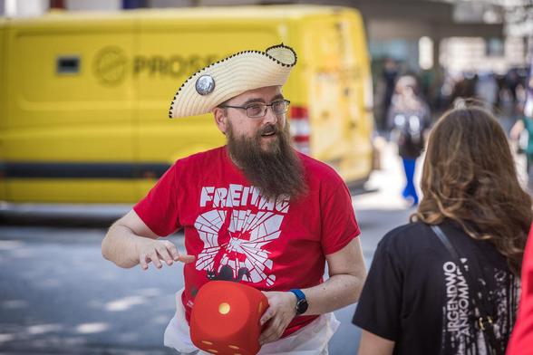 Freitag, der 13te - Unglücksparcour

Bei einer Veranstaltung der GWUP in Kooperation mit der Giordano-Bruno-Stiftung wurden Pasanten in der Hamburger Innenstadt gebeten, zuerst eine Handlung auszuführen die üblicherwiese als glück; oder pechbringend angesehen werden und danach eine Zahl zu würfeln. Dies wurde statistisch ausgewertet um zu zeigen, dass diese Handlungen Aberglaube sind.