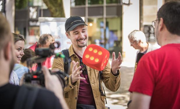 Freitag, der 13te - Unglücksparcour

Bei einer Veranstaltung der GWUP in Kooperation mit der Giordano-Bruno-Stiftung wurden Pasanten in der Hamburger Innenstadt gebeten, zuerst eine Handlung auszuführen die üblicherwiese als glück; oder pechbringend angesehen werden und danach eine Zahl zu würfeln. Dies wurde statistisch ausgewertet um zu zeigen, dass diese Handlungen Aberglaube sind.
