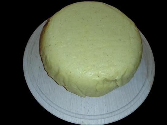Une polenta dure cuite sur un plateau en bois.