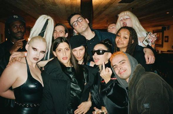 Foto grupal de Arca, Danny L. Harle, Charli XCX, Caroline Polacheck, Sega Bodega, Pink Pantheress, entre otros.
