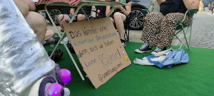 Gestern neben dem Streetfood Fest in Delmenhorst: Das Unordnungsamt und Freunde nehmen (sich) Platz für inklusive #Kultur in #Delmenhorst. Darum haben wir kurzzeitig eine Parkfläche besetzt und hatten mit viel Spaß unseren 1ten Parking Day. Was fehlt, sind Räume für echte Subkultur. Natürlich kannst Du dabei sein! Bring Dir etwas zum Sitzen mit, wenn Du magst und kreativen Stuff. Nimm Platz. Schön zu sehen der Zuspruch aus der Stadtbevölkerung zu unserer kleinen chilligen Aktion. Wir wurden sogar nur 1x angepöbelt. Das ist doch schon was 😘
#reclaimyourcity #parkingday #umsonstunsdraussen #subulturbrauchtplatz #foerderdas