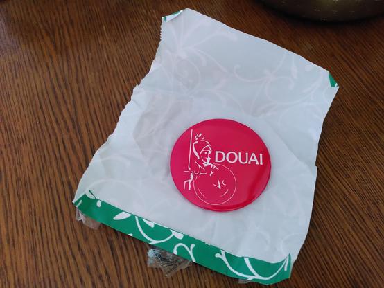 Photographie du badge que mes enfants m'ont offert représentant Mr Gayant, géant de Douai.