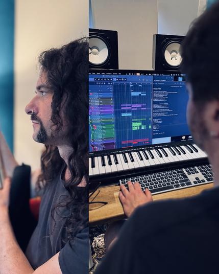 Das Bild zeigt zwei Personen in einem Musikproduktionsumfeld. Auf der linken Seite ist ein Mann mit langen, welligen Haaren und einem Bart zu sehen, der in Profilansicht sitzt und auf ein Gerät schaut. Er trägt ein schwarzes T-Shirt und hat einen Nabelring. Auf der rechten Seite ist ein anderer Mann zu sehen, der von hinten fotografiert wird und eine elektronische Klaviatur bedient. Vor ihm ist ein Computerbildschirm mit einem Digital Audio Workstation (DAW) zu sehen, der verschiedene Musikprod…