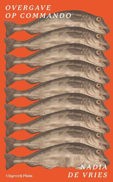 Succes is een keuze. Jezelf opnieuw uitvinden ook. Maar hoe krijg je dat voor elkaar als je naam Schelvis is en je amper onderwijs hebt genoten? In Overgave op commando van Nadia de Vries is het antwoord steeds: nee. Gelukkig is de hoofdpersoon een meester in het omdenken, al heeft dat meer met nederlagen accepteren te maken dan met keuzevrijheid.