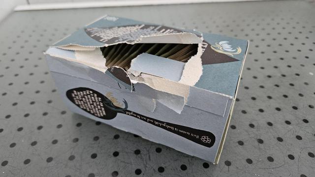 Verpakking Clipper theezakjes geheel zonder spoor van enig overleg aan stukken gescheurd. Voor de thee maakt het niet uit. Maar...