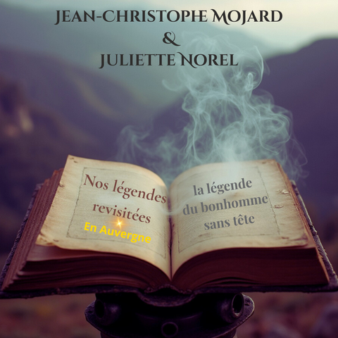 Un livre ancien ouvert repose sur un trépied métallique, ses pages légèrement jaunies par le temps sont vierges. De mystérieuses volutes de fumée s’échappent, ajoutant une touche mystique à la scène. L’arrière-plan révèle un paysage brumeux d’Auvergne, ses reliefs noyés dans un voile de brouillard. Sur les pages du livre, les noms des auteurs 'Jean-Christophe Mojard & Juliette Norel' apparaissent, accompagnés du titre 'Nos légendes revisitées' et 'La légende du bonhomme sans tête'"