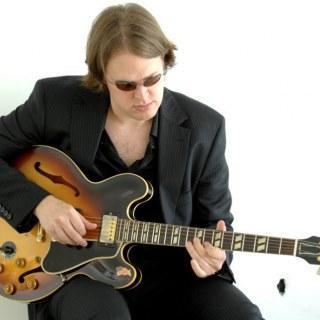 Cover: Joe Bonamassa - Distant Lonesome Train