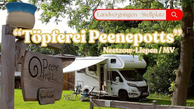 Bild eines Wohnmobils neben einem Holzschild "Töpferei Peenepotts". Thumbnail eines Videos - Titel " Landvergnügen Stellplatz Töpferei Peenepotts"