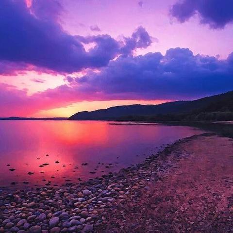 Beautiful purple sunset sky over Canyon Lake in Texas
