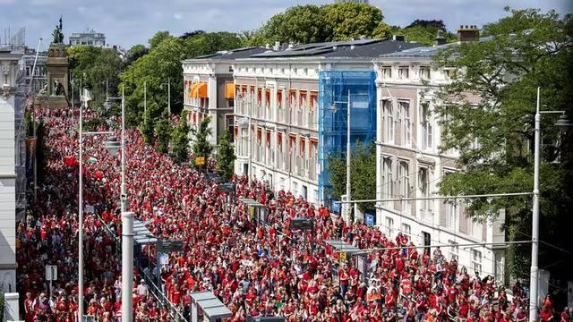 Des dizaines de milliers de manifestants défilent dans les rues de La Haye (Pays-Bas) contre le "génocide" à Gaza, le 15 juin 2025.