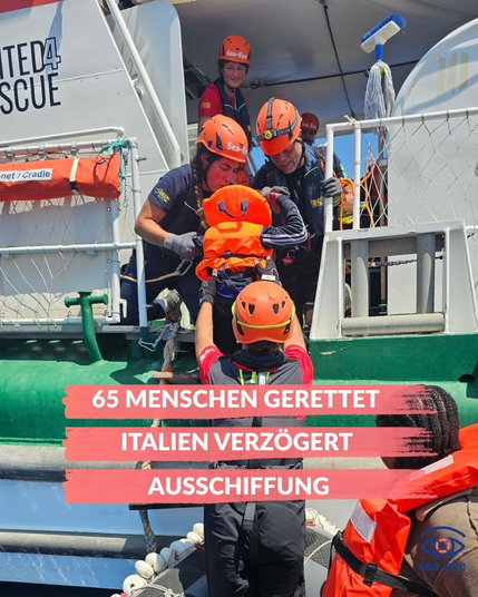 Foto: Menschen steigen unterstützt von Seenotretter*innen vom RHIB auf die SEA EYE 5.

Darüber gelegt weiß in roten Balken:
65 MENSCHEN GERETTET.
ITALIEN VERZÖGERT AUSSCHIFFUNG.

unten rechts das Augen-Logo von Sea-Eye.