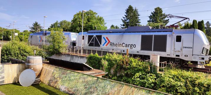 Zwei Vectron Dual Mode der Rhein-Cargo 