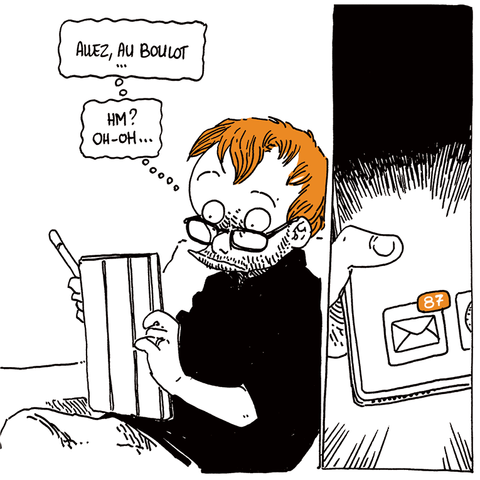 Boulet est assis dans un canapé, tablette et stylet à la main.
Boulet (in petto): "Allez, au boulot... Hm ? Oh-oh..."

En bas à gauche de l'écran, l'icône "courrier" est marqué d'une petite pastille qui annonce "87"
