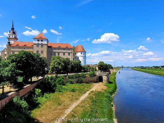 Wusstet ihr schon …?

… dass im Schloss Hartenfels in Torgau die erste protestantische Schlosskirche der Welt steht? Martin Luther selbst hatte sie 1544 eingeweiht. Bis heute beeindruckt das Bauwerk nicht nur mit seiner Geschichte, sondern auch mit dem Großen Wendelstein, einer frei tragenden Wendeltreppe, die ganz ohne zentrale Stütze auskommt.

Torgau war ein bedeutender Ort der Reformation, Schloss Hartenfels das politische und geistliche Zentrum jener Zeit. Persönlichkeiten wie Luther und Cranach trafen sich an diesem Ort, der Schauplatz wichtiger historischer Entscheidungen war.
Im Schlossgraben leben bis heute echte Bären.