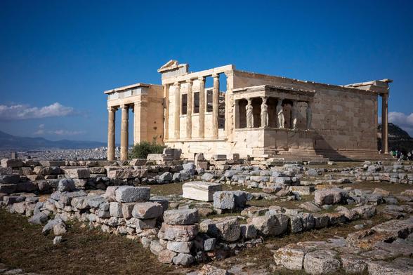 History of architecture: the caryatids (part I)
Six enigmatic figures of petrified humanity and trivial and ironic gestures at the same time, guard the threshold between the sacred and the pagan.